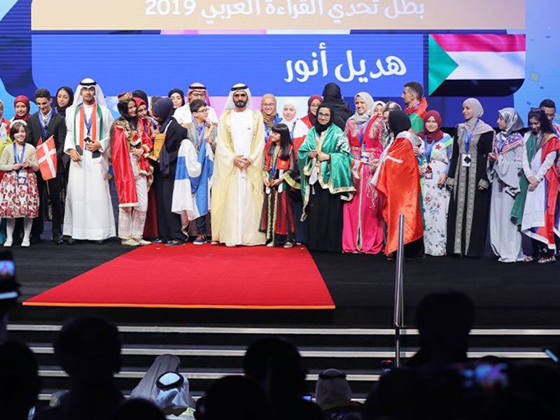 الشيخ محمد بن راشد يتوج بطلة "تحدي القراءة العربي" في لحظة مؤثرة تشعل مواقع التواصل